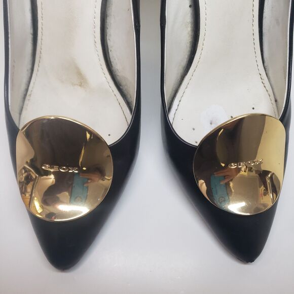 Geox Black and Gold Pumps
Sz 37
scuffs on heels (see pix)
Gently worn
JJJ - Picture 2 of 7